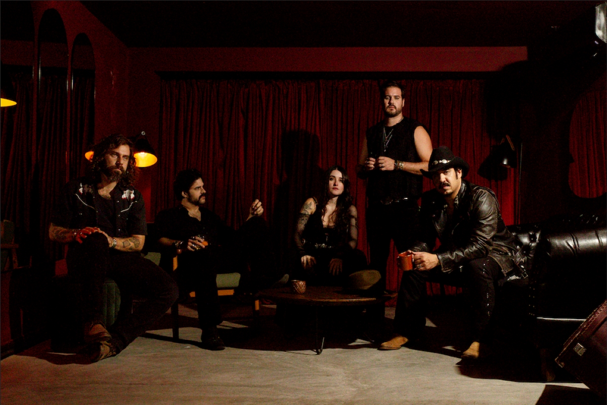 STARACE Release Anthemic New Single ‘Right In The Middle’ & Pre-Orders For Debut Album, ‘Real’
