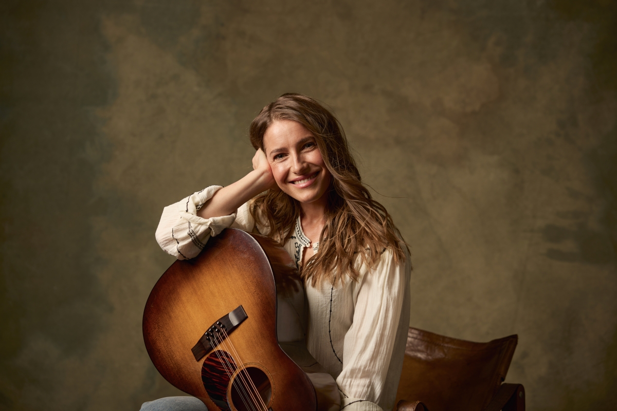 Country Singer-Songwriter Caroline Jones Announces Emotionally-Rich Album Good Omen Set For February 13 Release