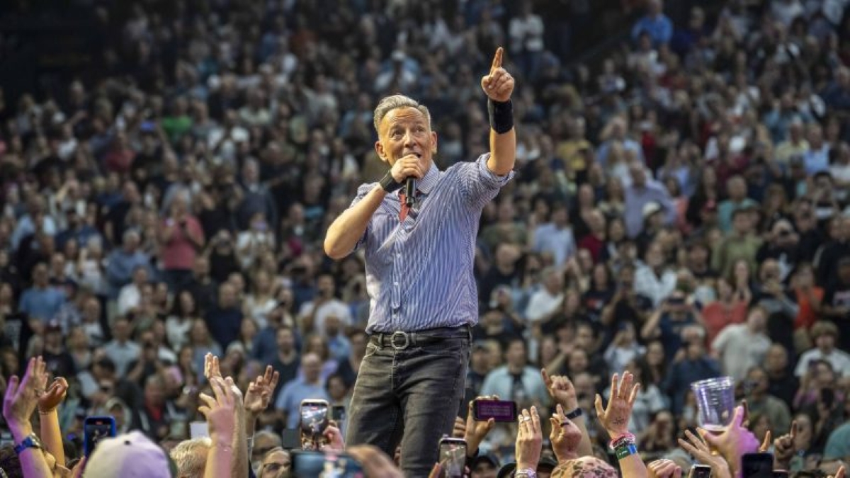 BRUCE SPRINGSTEEN AND THE E STREET BAND: LAND OF HOPE AND DREAMS AMERICAN TOUR (PHILADELPHIA FREEDOM CUT)