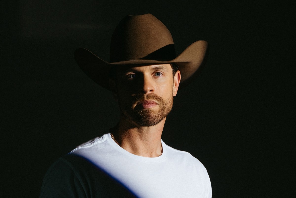 Dustin Lynch Calls Up Ashley Cooke For “How You Been”